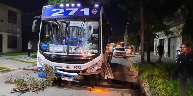 Burzaco: un colectivo chocó contra un local y rompió un caño de gas