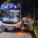 Burzaco: un colectivo chocó contra un local y rompió un caño de gas