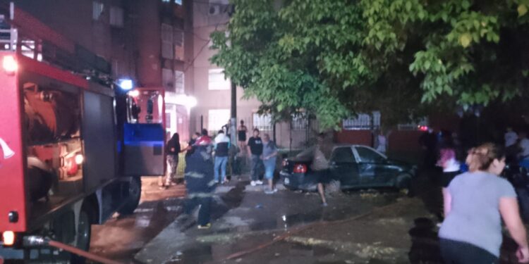Don Orione: se incendió un departamento y cinco vecinos sufrieron asfixia