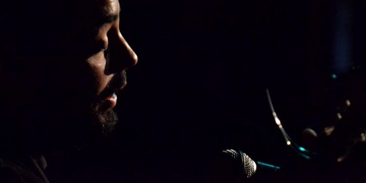 La guitarra de Avilano y la voz de Daniela Azás, en la peña de los viernes en Adrogué