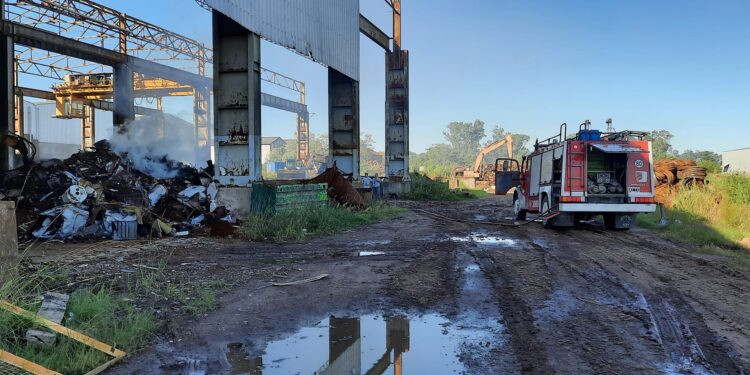 Alarma por un incendio en una fábrica del Parque Industrial Burzaco