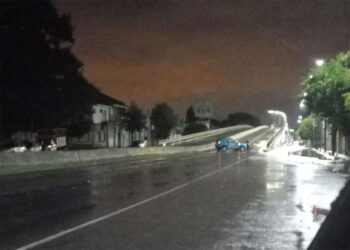 Tras la tormenta, se cayeron varios postes de luz sobre la avenida Juan XXIII y quedó inmovilizado el transporte