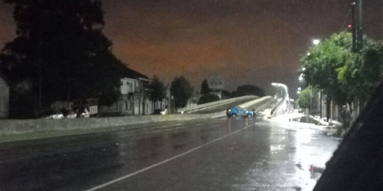 Tras la tormenta, se cayeron varios postes de luz sobre la avenida Juan XXIII y quedó inmovilizado el transporte