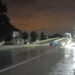 Tras la tormenta, se cayeron varios postes de luz sobre la avenida Juan XXIII y quedó inmovilizado el transporte