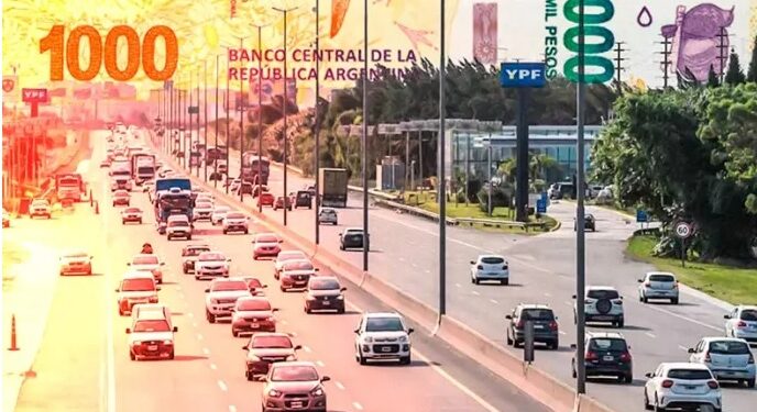 Una lluvia de billetes de 500 y 1000 pesos revolucionó el tránsito en Quilmes