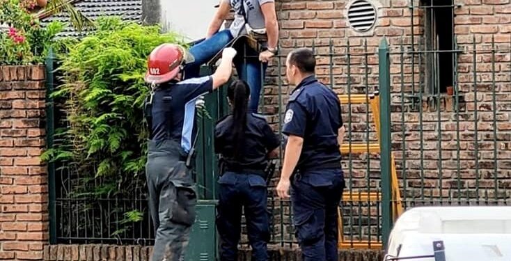 Longchamps: insólito rescate de una mujer atascada en una reja