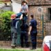 Longchamps: insólito rescate de una mujer atascada en una reja
