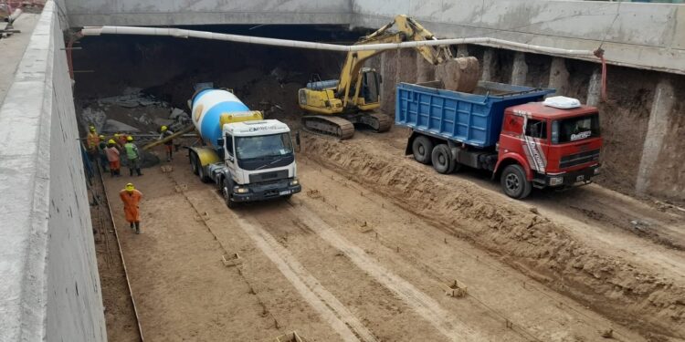 Adrogué: con el asfalto en la excavación, avanza la obra del bajo nivel