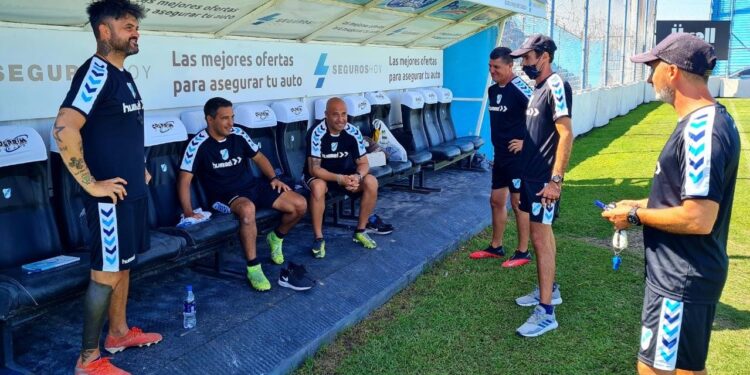 Tras el triunfo, Temperley oficializó a Gastón Aguirre como DT