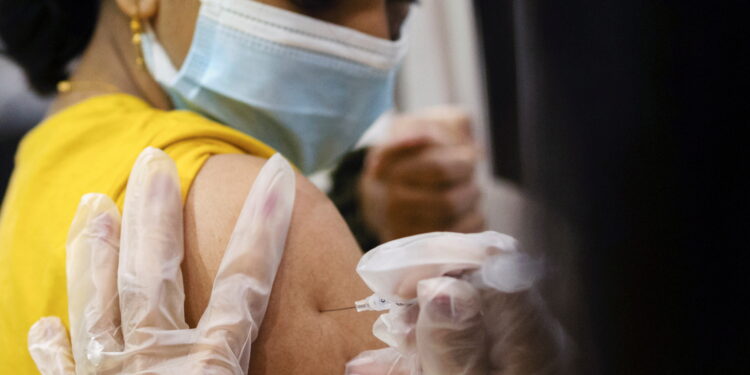 La tercera dosis para mayores de 12 años puede aplicarse en cualquier vacunatorio de la provincia