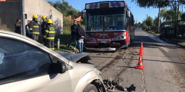 San José: choque entre un colectivo y  un auto