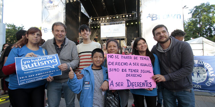 Brown se tiñe de azul con una jornada de concientización sobre autismo
