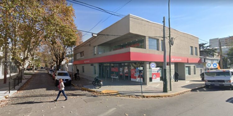 Banfield: le robaron $ 2 millones a metros de un banco