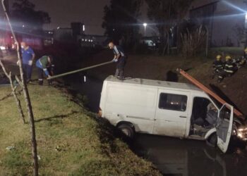 Una camioneta no pudo evitar maniobrar y terminó dentro del arroyo de Burzaco
