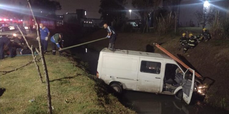 Una camioneta no pudo evitar maniobrar y terminó dentro del arroyo de Burzaco