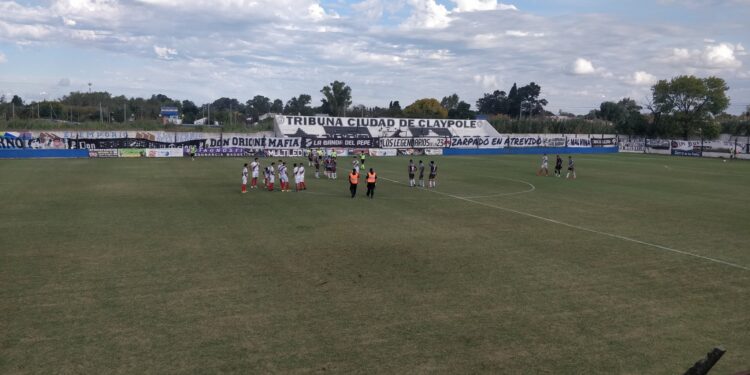 Claypole le ganó a Atlas y homenajeó a los veteranos de Malvinas