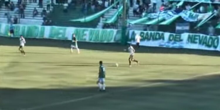 Claypole sufrió al árbitro y cayó ante Excursionistas
