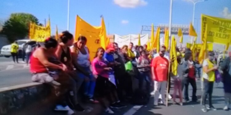 Lomas: cortan Camino Negro y hay caos de tránsito en Puente La Noria