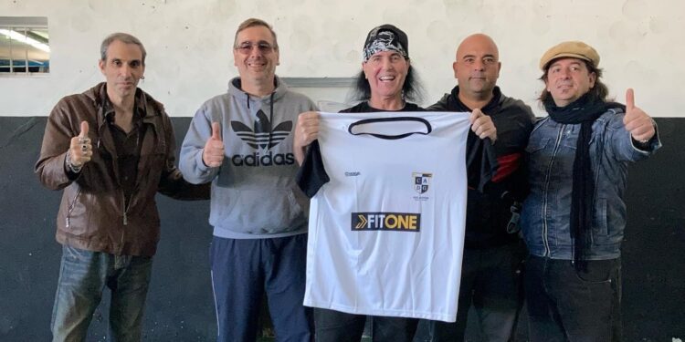 Un ex AC/DC tocará en el Club Defensores de Glew