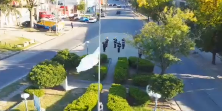 Longchamps: los bomberos realizaron un emotivo homenaje a los héroes de la Guerra