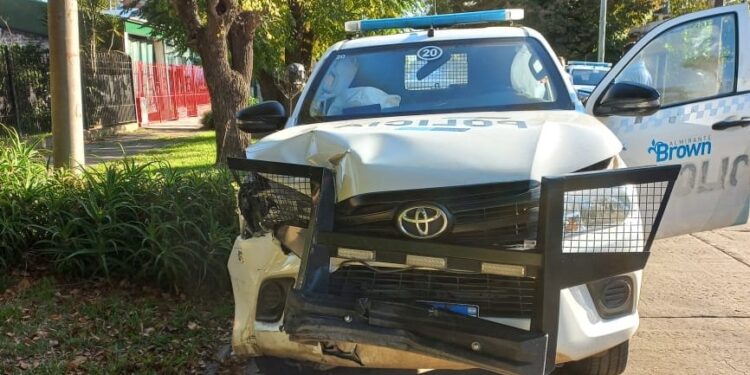 Calzada: un patrullero que perseguía ladrones chocó contra un auto