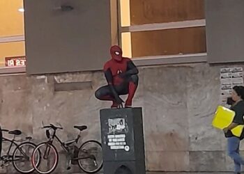 Lomas: apareció El Hombre Araña en la peatonal Laprida y se hizo viral