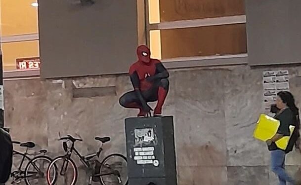 Lomas: apareció El Hombre Araña en la peatonal Laprida y se hizo viral