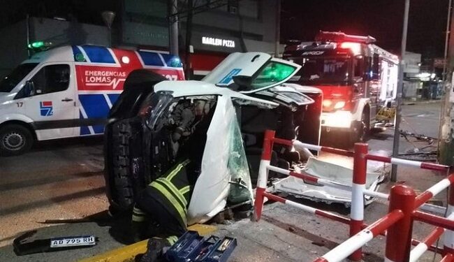Un hombre herido al chocar una locomotora con una camioneta