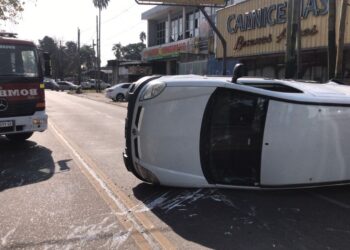 Impresionante choque y vuelco de una camioneta en Adrogué