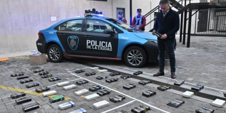 Lomas: la policía encontró 100 kilos de cocaína valuados en un millón de dólares