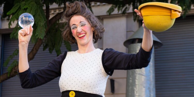 Lomas: artesanías, acrobacia y folklore en la feria de “El Patio de las Rosas”