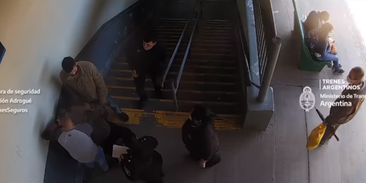 Video: una mujer embarazada con trabajo de parto casi da a luz en pleno andén en Adrogué