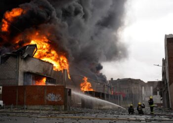 Avellaneda: se desató un voraz incendio en una manzana de fábricas