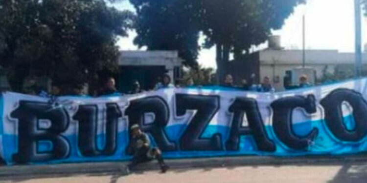 Una bandera de Burzaco robada, la causa del feroz choque entre barras de Racing e hinchas colombianos en Gerli