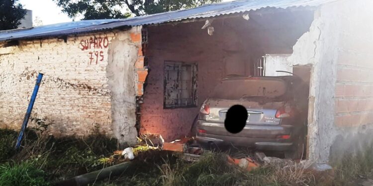 Don Orione: un automóvil se incrustó en la habitación de una casa