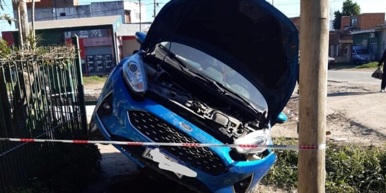 San José: perdió el control del auto y se subió a la vereda
