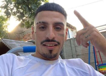 El cantante que iba a tocar en Burzaco, chocó y está grave