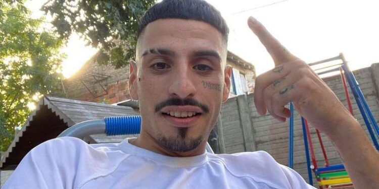 El cantante que iba a tocar en Burzaco, chocó y está grave