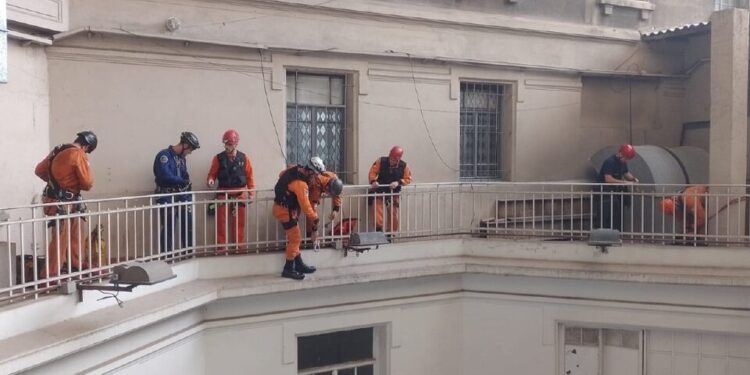 Un hombre de 31 años se arrojó de un piso 11 y sobrevivió