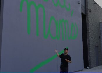 «Ron Muralist» deja su huella en la Universidad de Lomas por el 50 aniversario