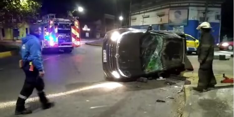 Un auto volcó en Adrogué y otro chocó contra un cartel en Burzaco