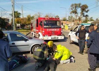 Una pareja resultó herida en un choque entre una moto y un auto en Longchamps