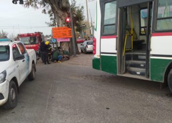 Burzaco: chocaron un colectivo y un motociclista sobre Monteverde