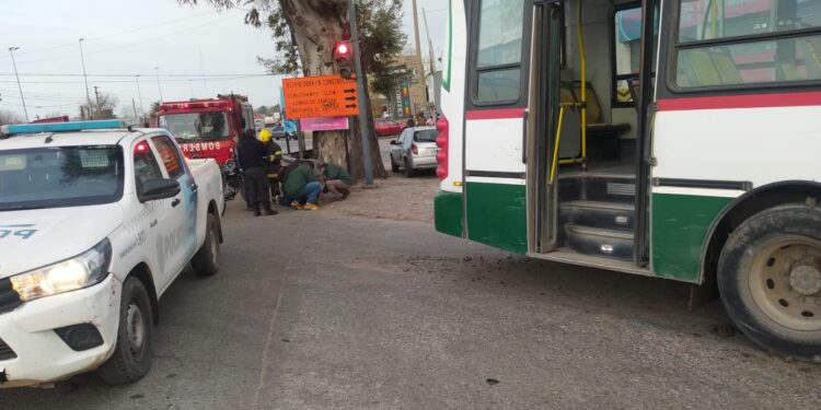 Burzaco: chocaron un colectivo y un motociclista sobre Monteverde