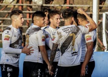Claypole le ganó a El Porvenir y arrancó sumando de a tres