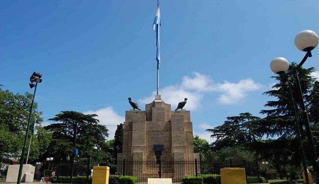 Brown celebrará el Día de la Bandera en la Plaza Belgrano de Burzaco