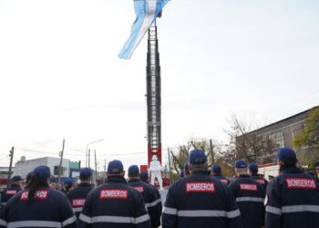 Los bomberos de Longchamps inauguraron el primer monumento al bombero de Brown