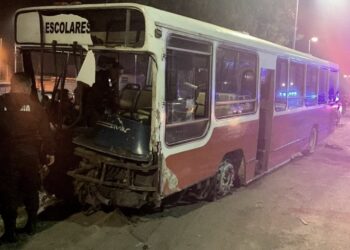 Es de Burzaco, robó un micro escolar y a los disparos chocó a 21 vehículos