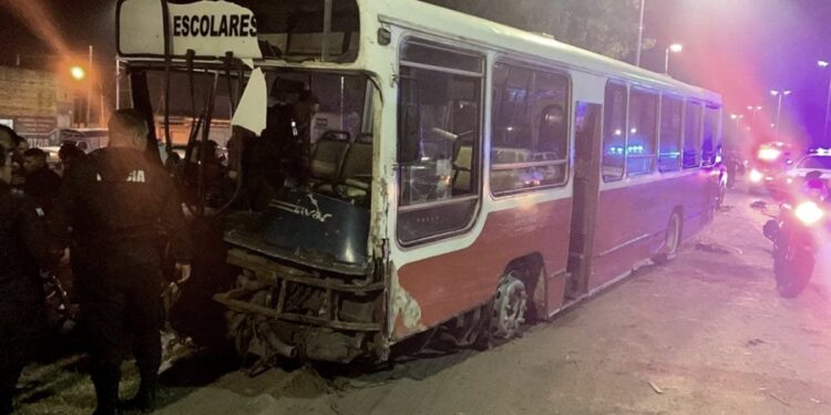 Es de Burzaco, robó un micro escolar y a los disparos chocó a 21 vehículos