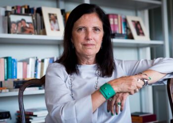 «Acá desde el más allá»: el gracioso tuit de Claudia Piñeiro para desmentir una noticia falsa sobre su muerte